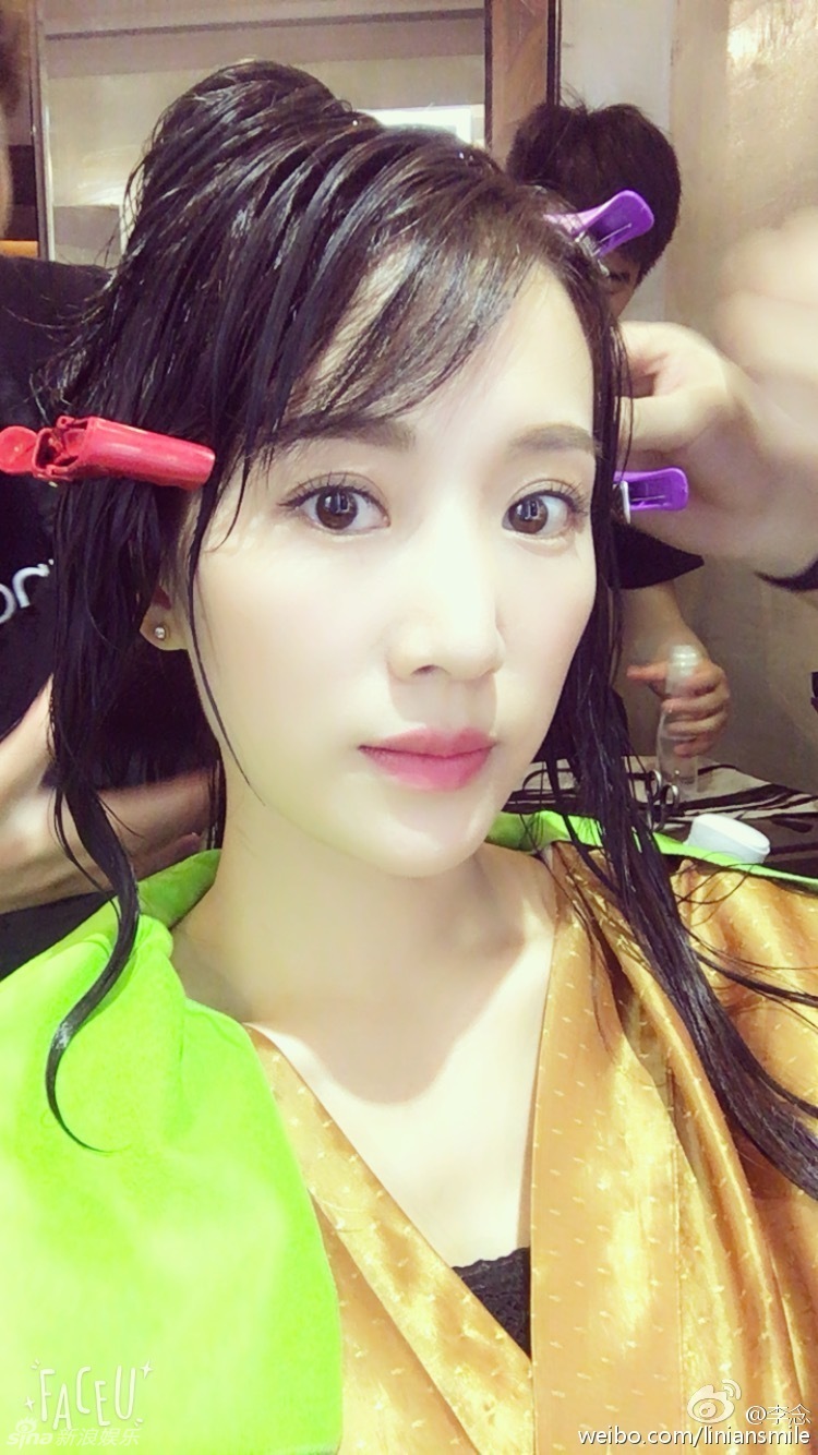 组图:辣妈李念重染黑卷发 皮肤娇嫩大眼迷人_高清图集_新浪网
