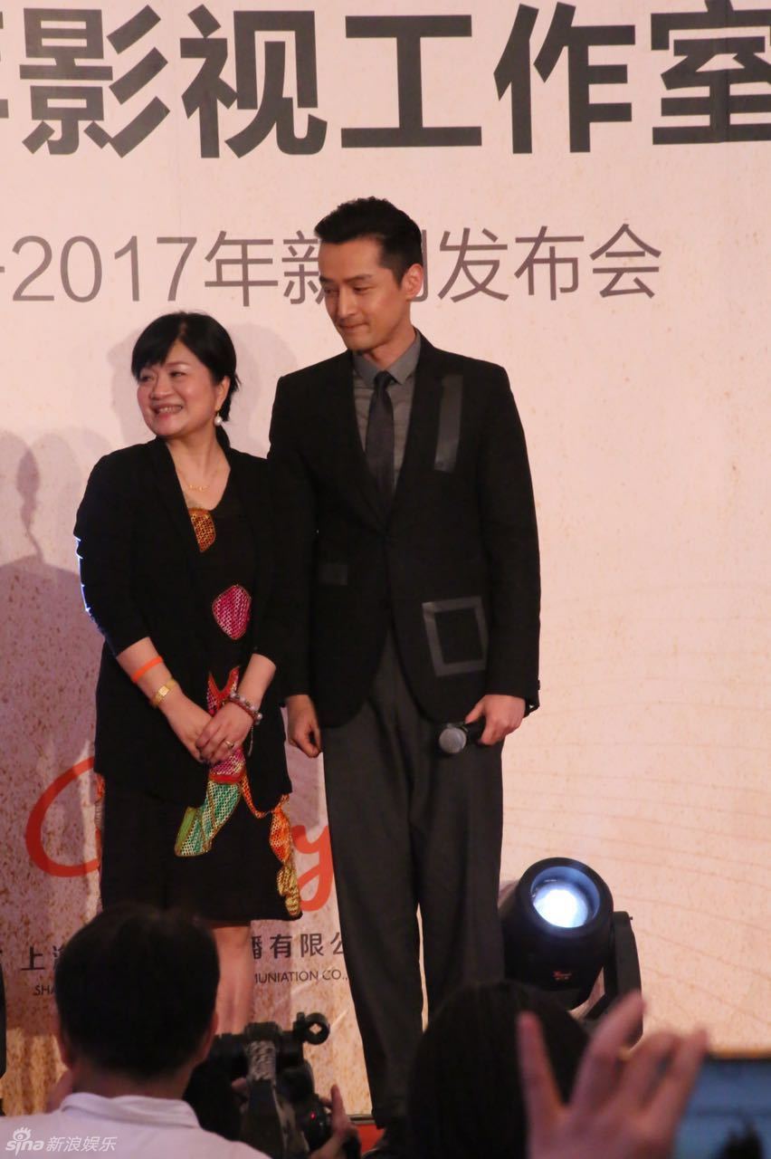 组图:王丽萍工作室上海揭牌 胡歌帅气助阵_高清图集
