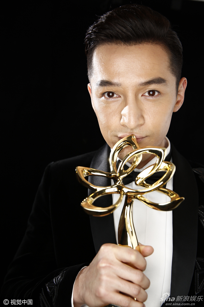 图片:白玉兰奖获奖者拍写真 胡歌孙俪亲吻奖杯