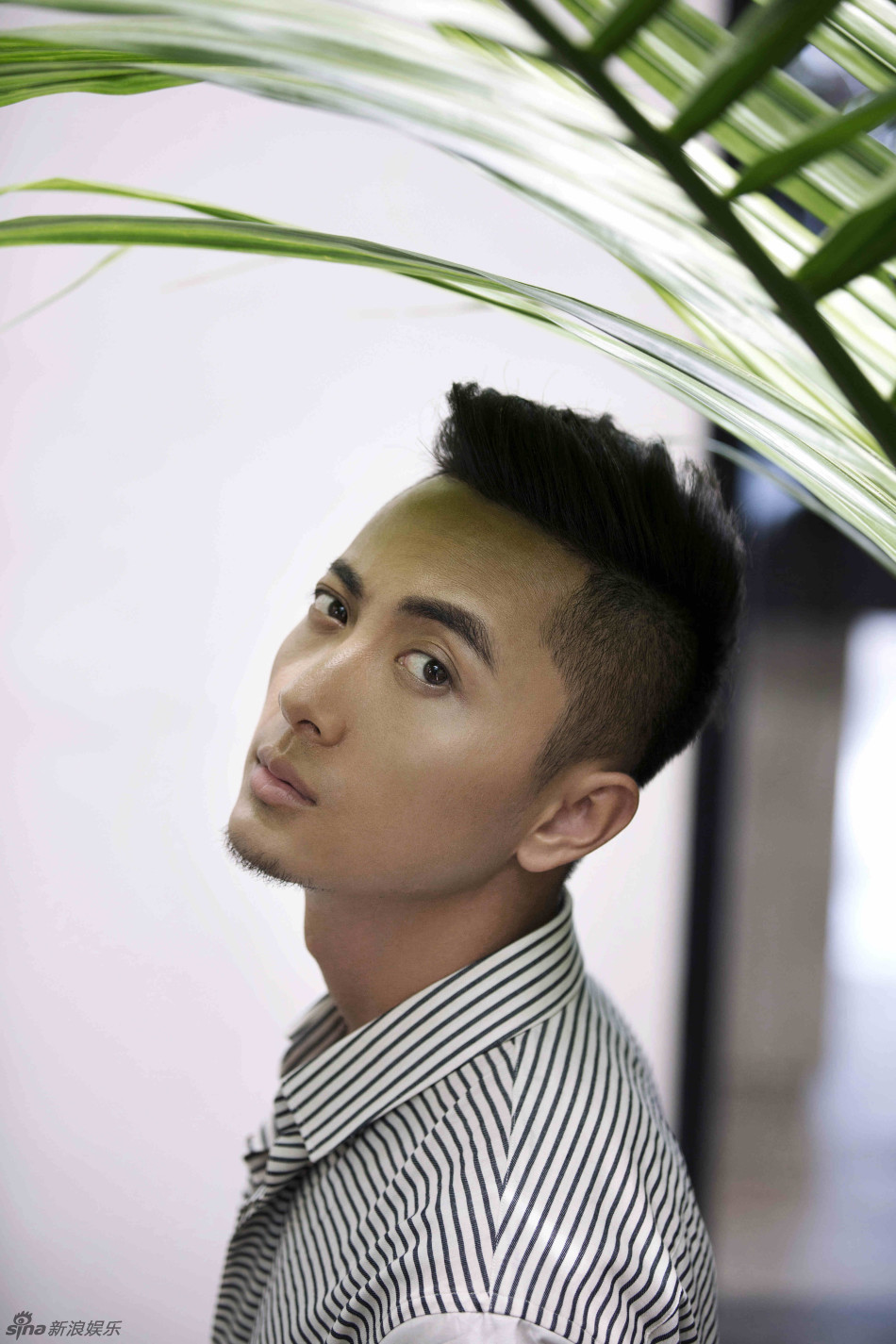 组图:贾景晖"湿身诱惑" 演绎古铜色肌肉型男_高清图集