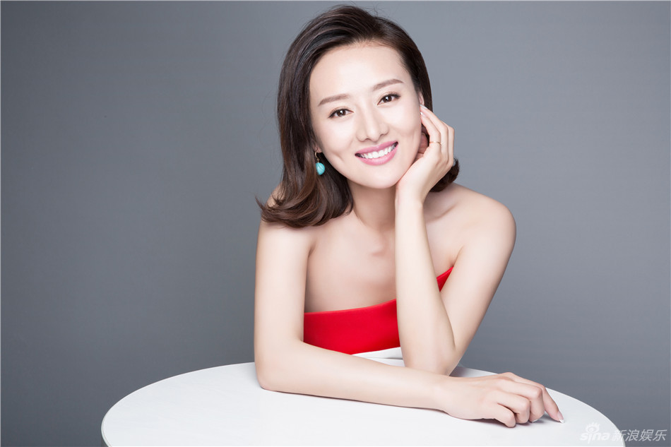 组图:王靖云写真小露香肩锁骨 一展温婉女人风_高清图集_新浪网
