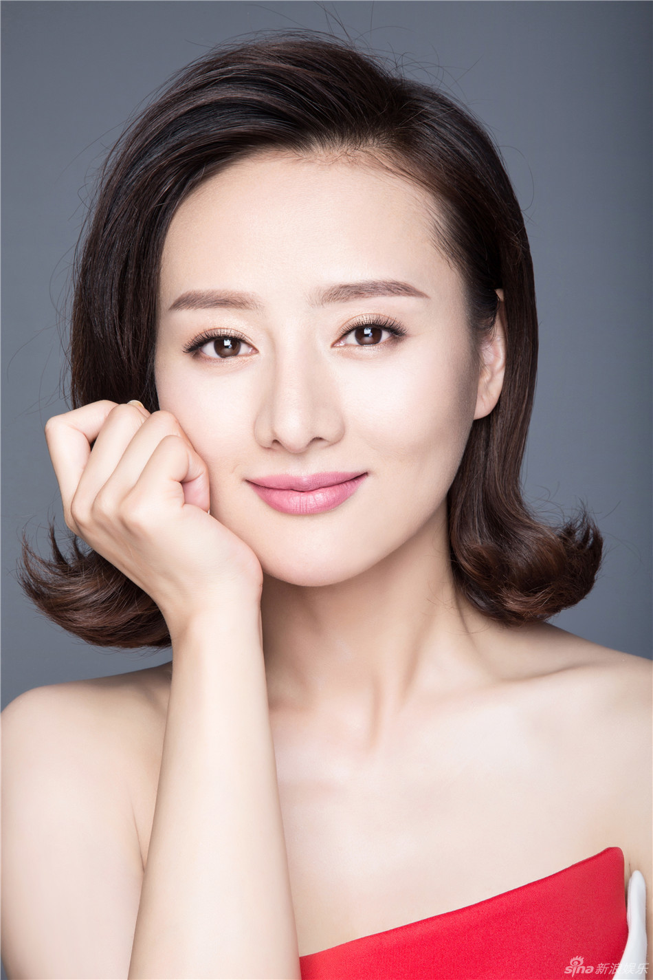 组图:王靖云写真小露香肩锁骨 一展温婉女人风_高清