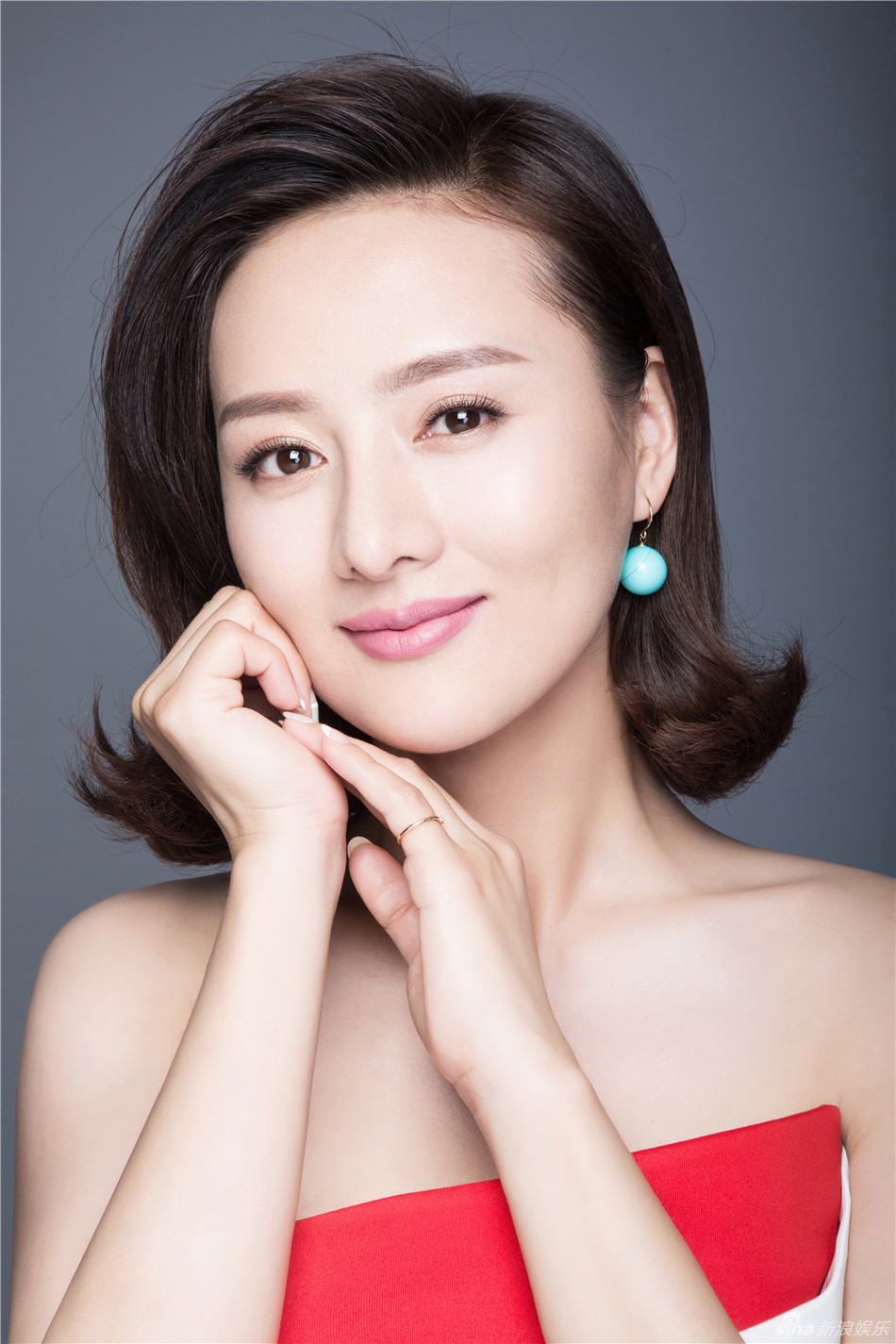 组图:王靖云写真小露香肩锁骨 一展温婉女人风_高清图集_新浪网