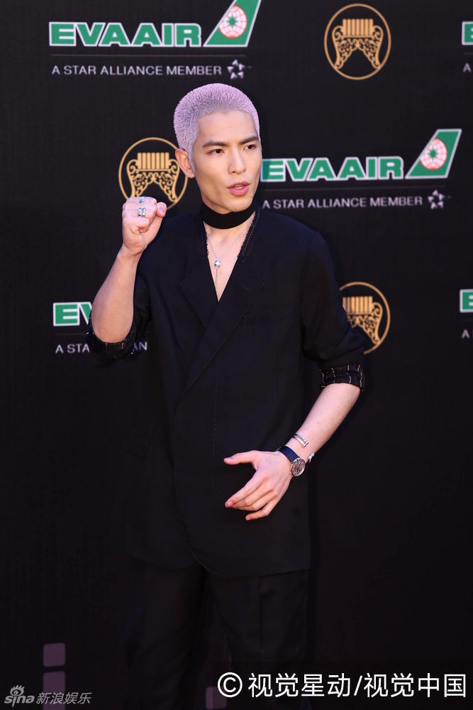 组图:萧敬腾亮相金曲奖红毯 粉紫板寸好拉风_高清图集_嘟嘟资讯网网