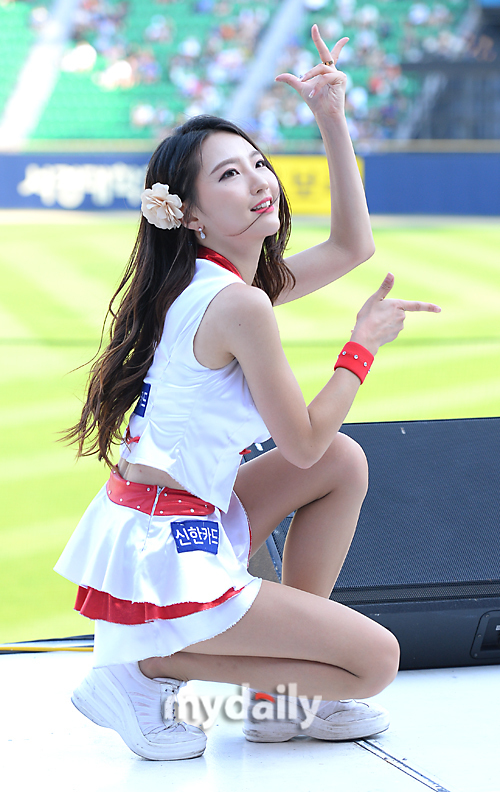 组图:韩国棒球啦啦队美女助阵 高抬腿热舞扭臀_高清