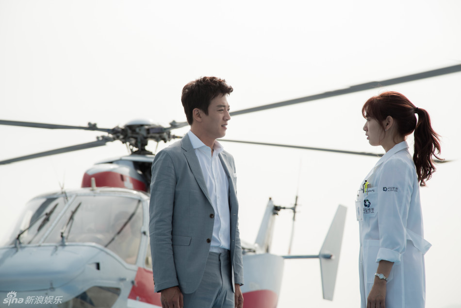 朴信惠金来沅相隔13年重逢 韩剧《Doctors》第四集组图曝光