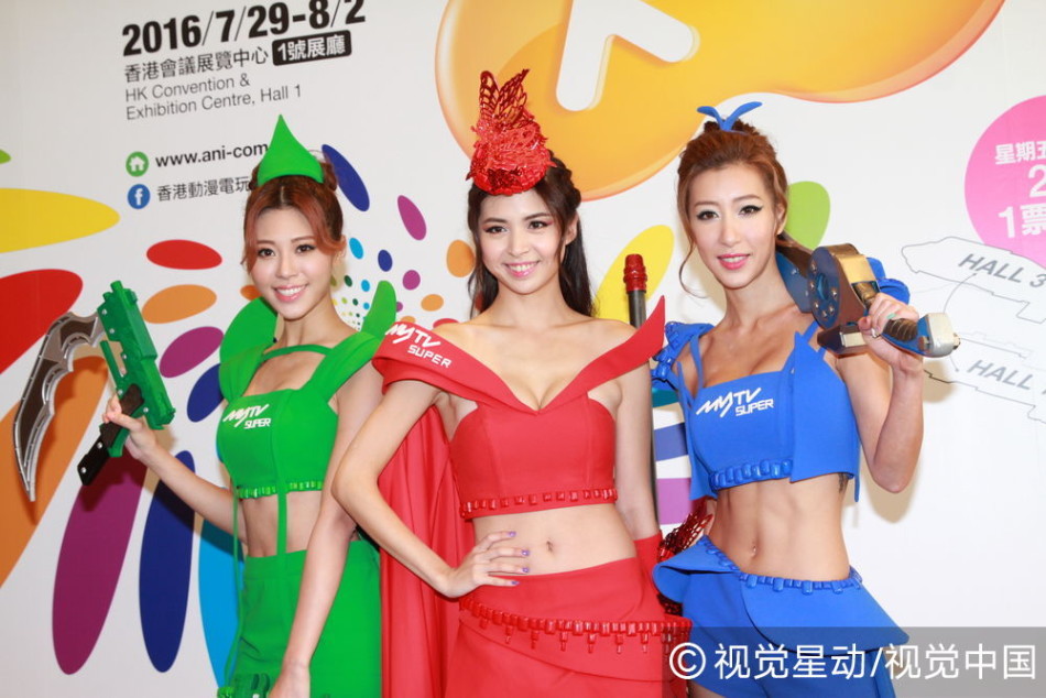 组图:张秀文秀纤腰露事业线 衣服下滑险走光 -