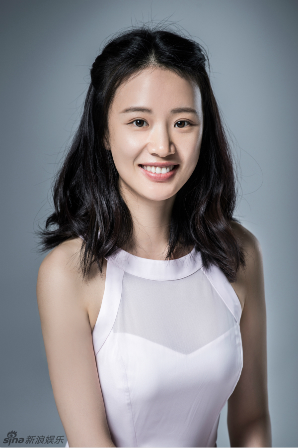 新浪娱乐讯 近日,90后青年演员李梦一组白衣写真曝光.