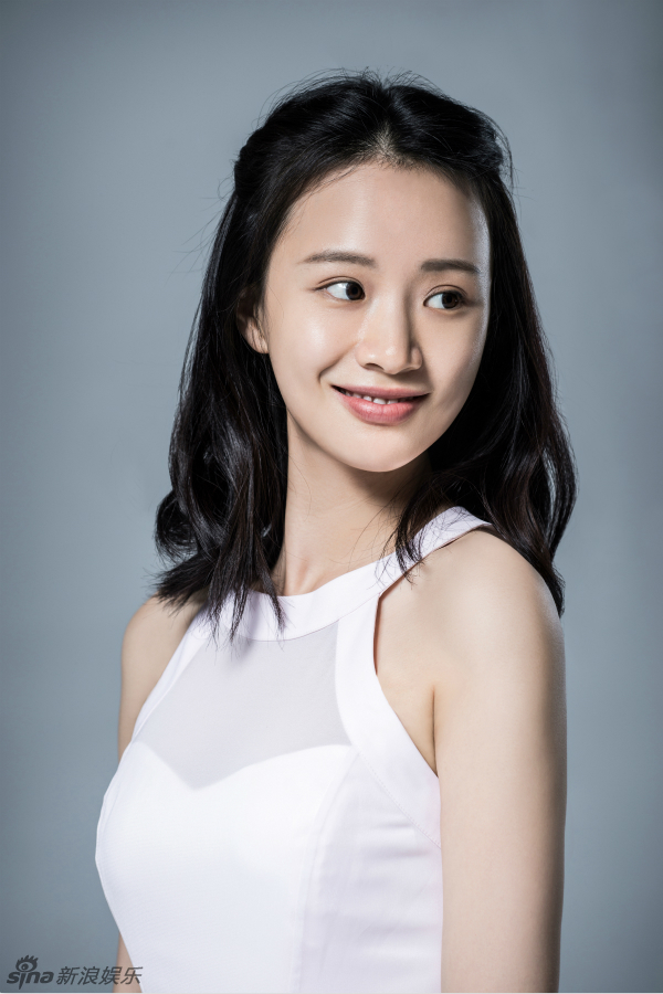 新浪娱乐讯 近日,90后青年演员李梦一组白衣写真曝光.