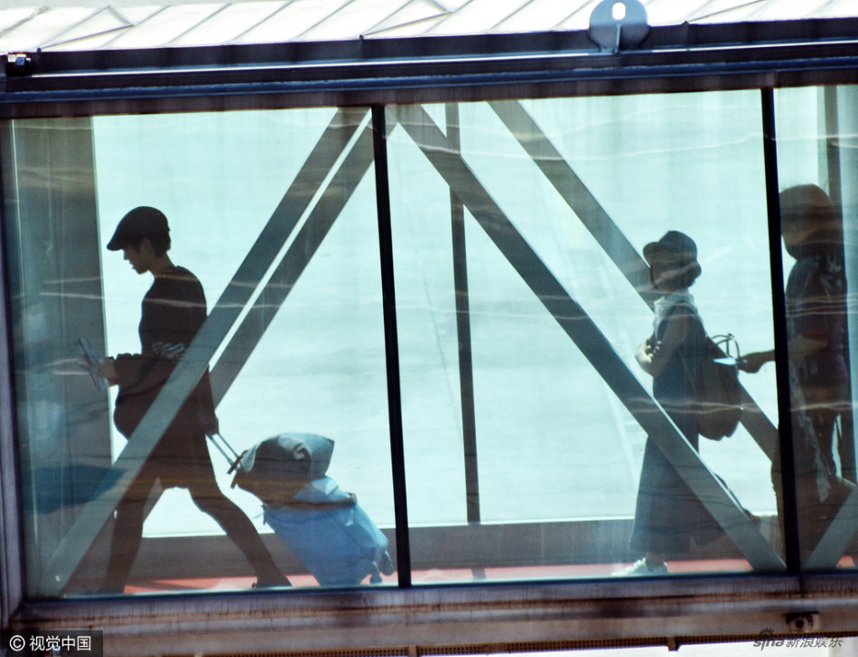 王菲卖包做慈善  窦靖童 和 李嫣 西藏 当义工 _扬子