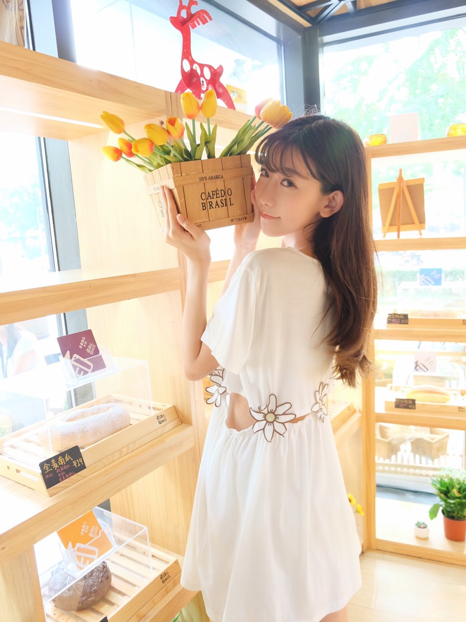 组图:网红陈潇清纯写真 草帽白裙邻家女孩范儿