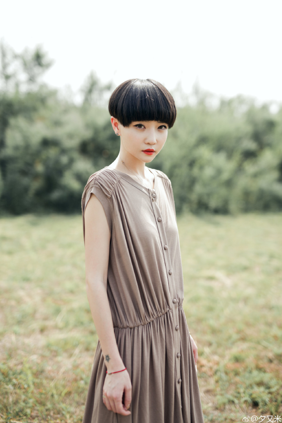 高晓松前妻夕又米夏日街拍 性感透视诱人