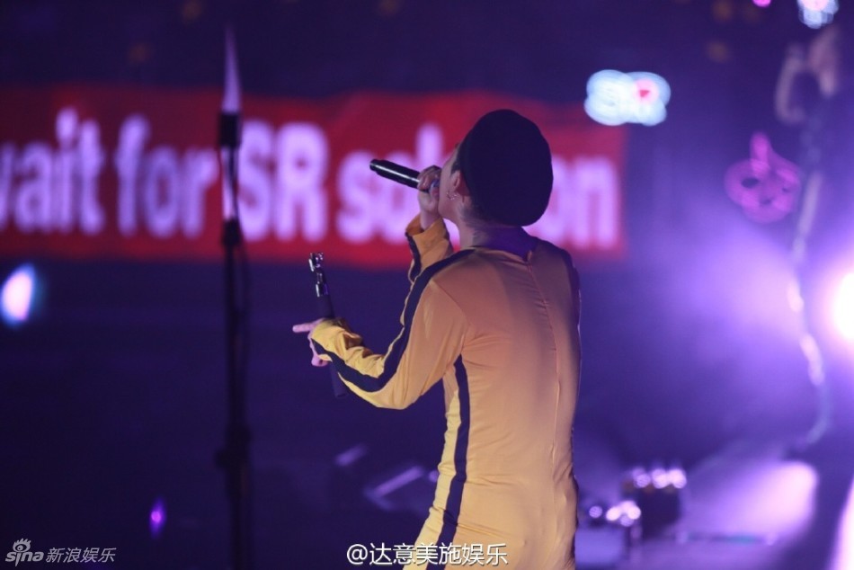 权志龙紧身衣模仿李小龙引粉丝疯狂 Bigbang广州演唱会现场照