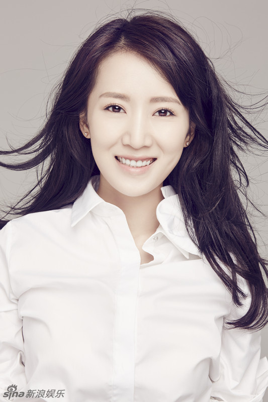 组图:氧气美少女!辣妈李念衬衫蓝裙活力十足_高清图集_新浪网