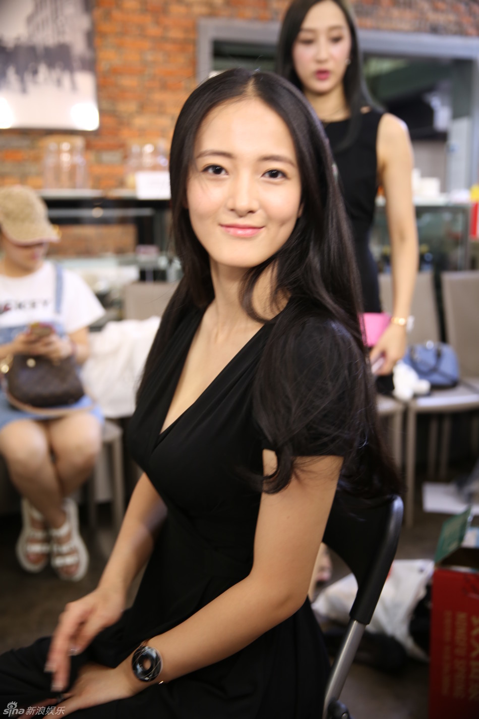 王思聪选的美女连自己都撞_高清图集_新浪网