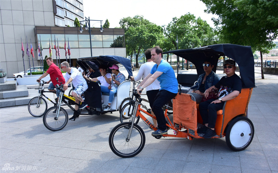 郭德纲 贾乃亮 欧弟 陆毅 花样男团泳装秀画风超