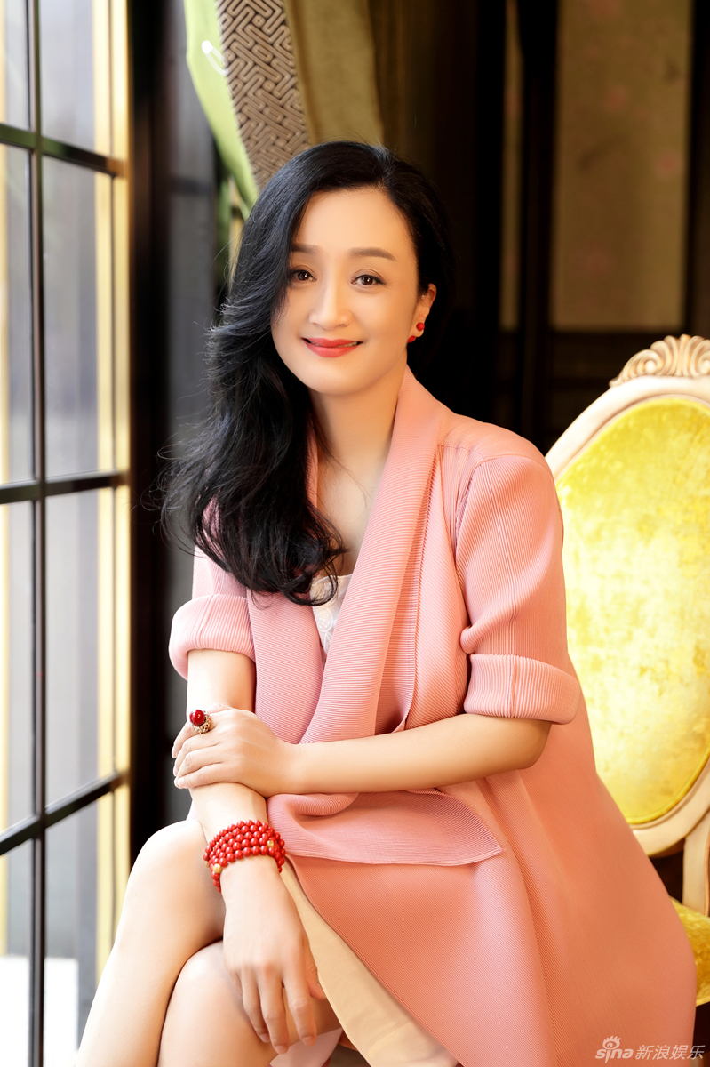 07.26 15:55:08 2 / 5 新浪娱乐讯 近日,演员杨昆曝光了一组优雅写真.
