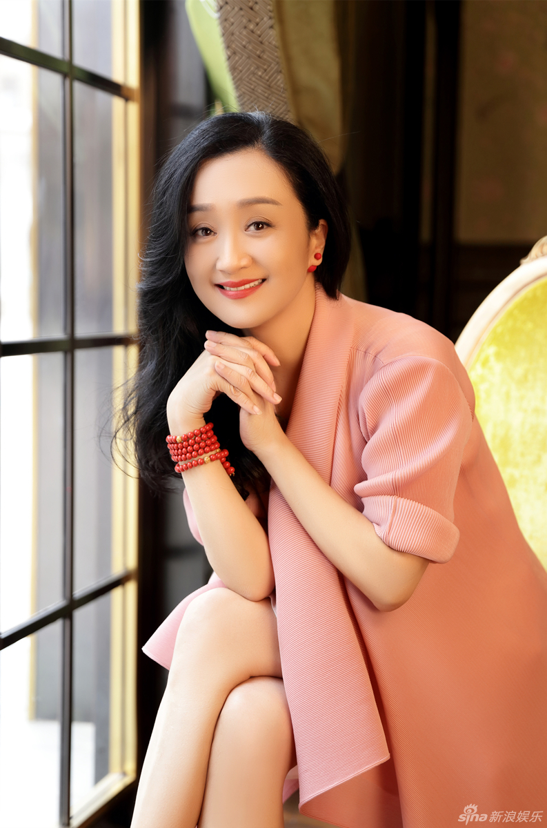 07.26 15:55:08 2 / 5 新浪娱乐讯 近日,演员杨昆曝光了一组优雅写真.