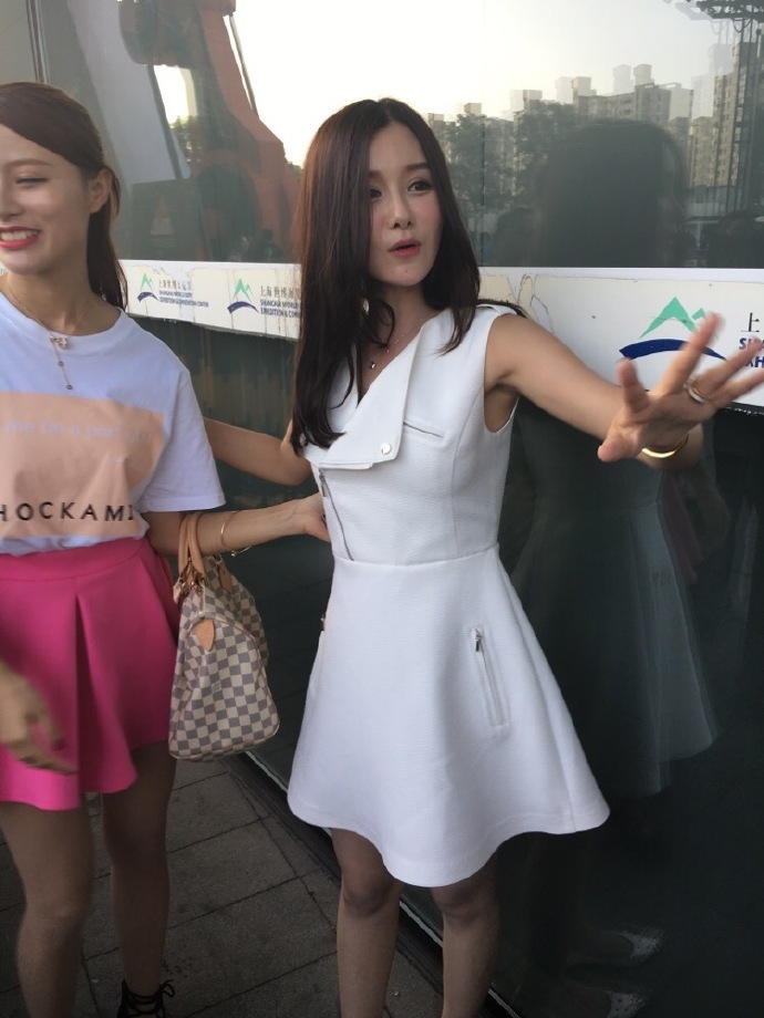 组图:网红滕雨佳粉丝会原形毕露 蛇精变大饼脸_高清图集_新浪网