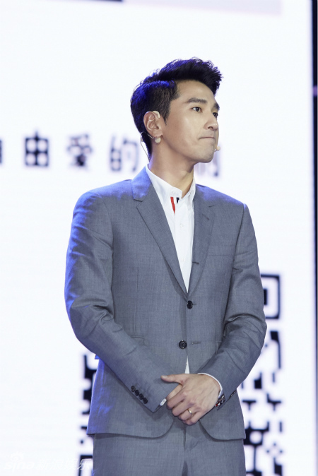 7 新浪娱乐讯 近日,赵又廷出席某品牌代言活动,身着深灰色休闲西装