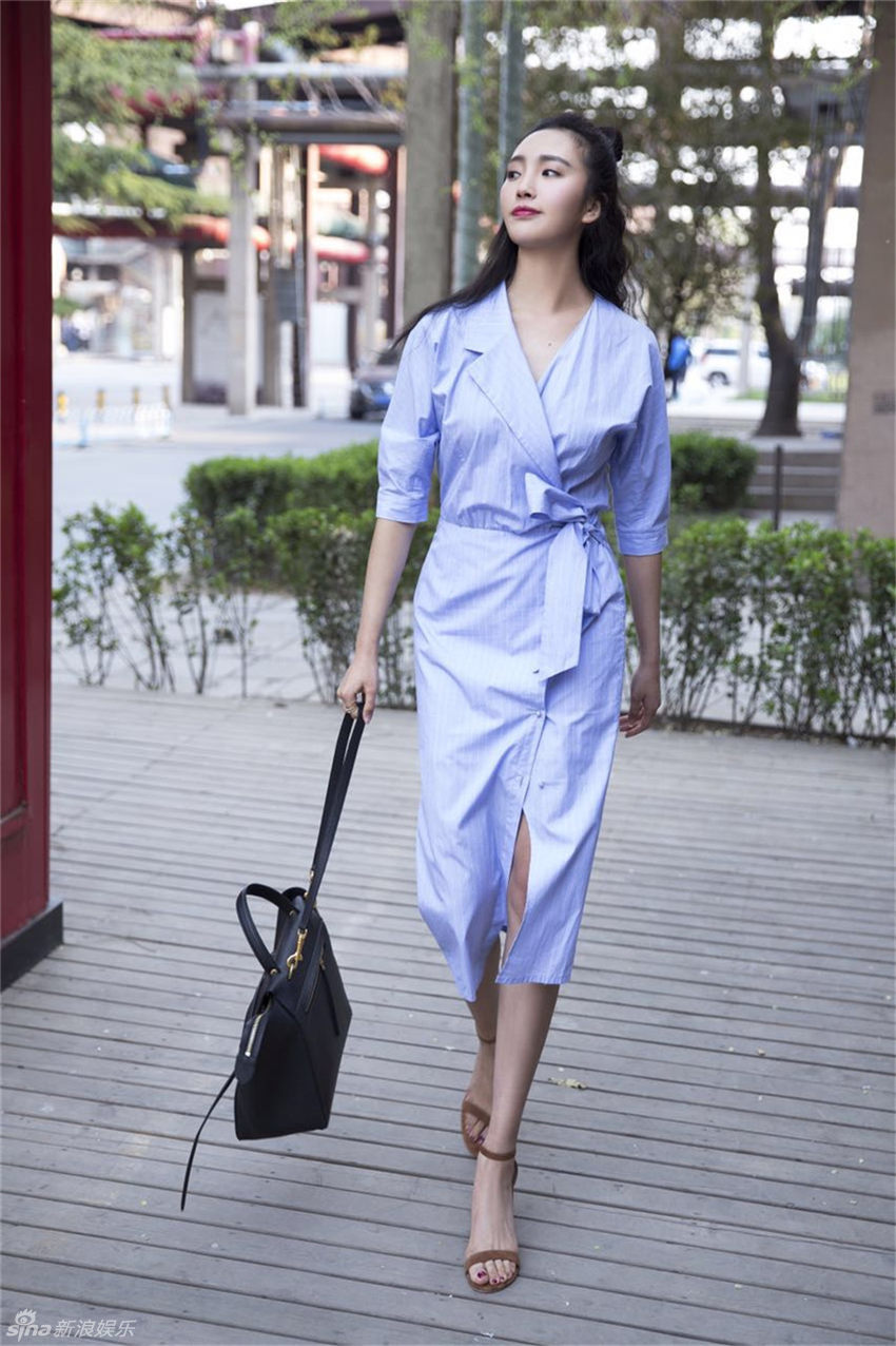 新浪娱乐讯 近日,紫璇一组清新可人的夏日写真曝光