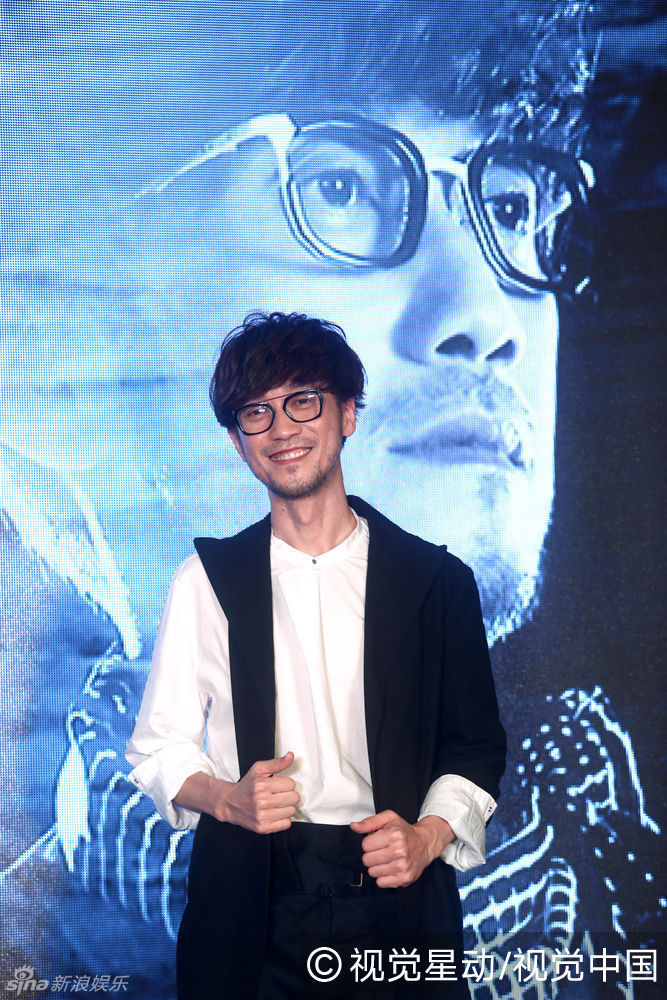 组图:周传雄神采奕奕 衣着宽松难掩暴瘦身材_高清图集