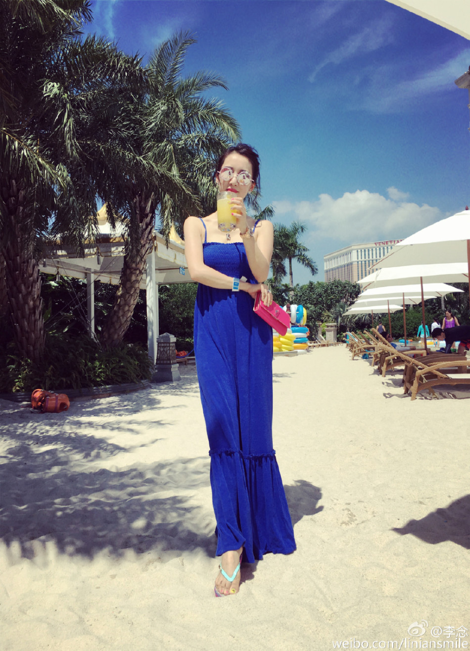 李念身穿蓝色吊带长裙