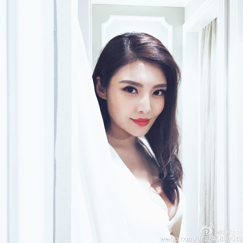 微博很红的穿内衣的_美女只穿内衣
