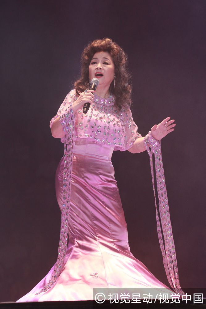 19:39 1 / 5 新浪娱乐讯 8月5日,殿堂级歌手徐小凤一连八场红馆演唱会