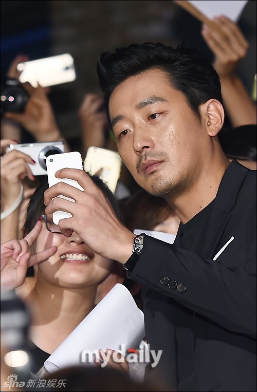 河正宇李政宰同台 裴斗娜烟熏妆_高清