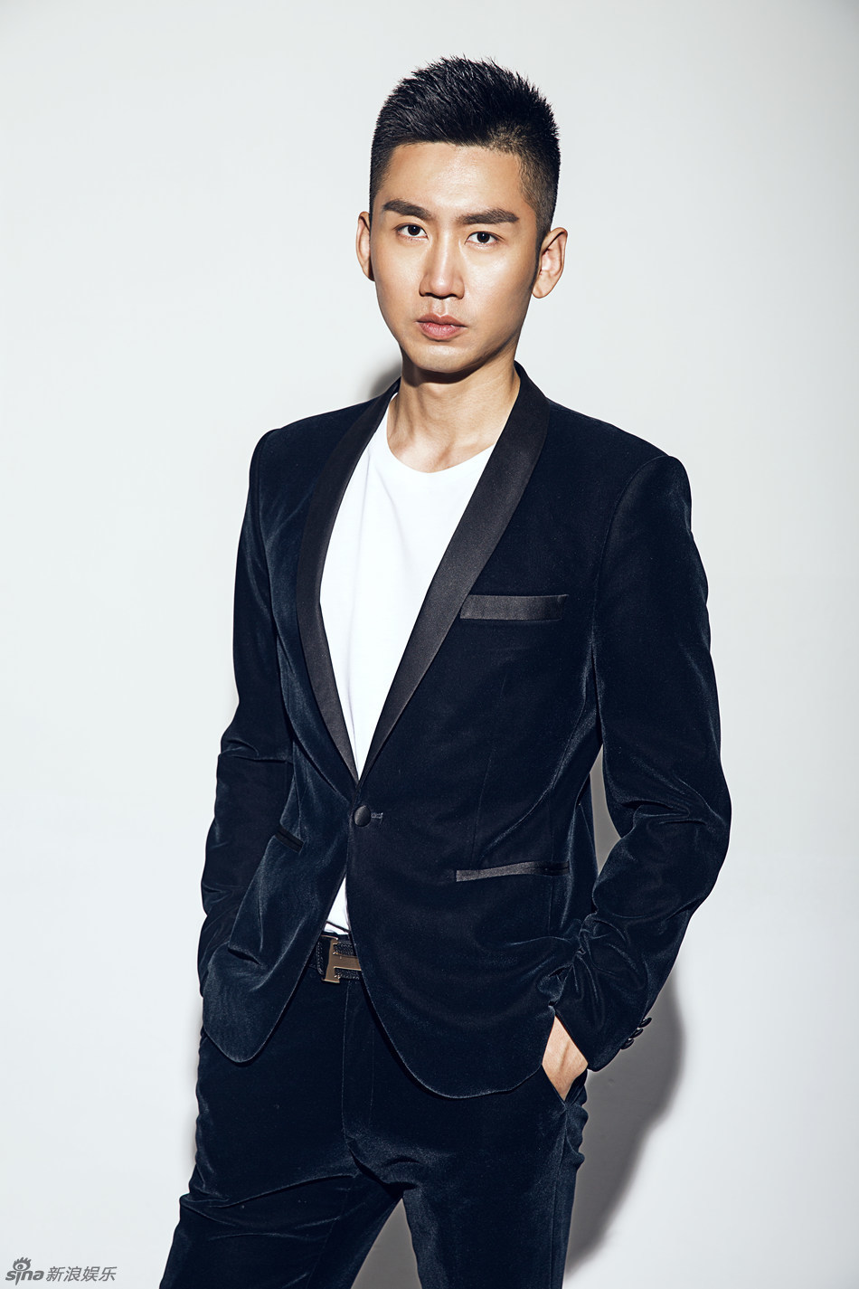 组图:何达写真曝光 硬汉微露胸肌诠释新性感|何