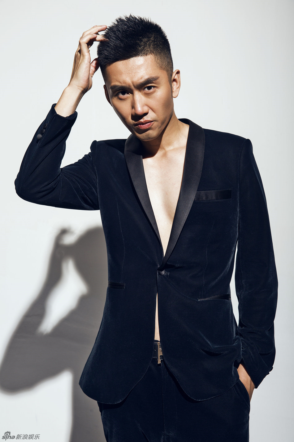 曝光一组型男写真,片中他棱角分明的面孔透露出狂野不羁的硬汉气质,而