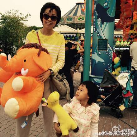 组图:张怡宁女儿曝光 长相似妈妈冷漠脸超可爱