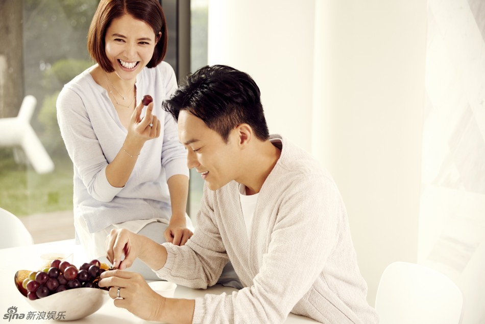 张智霖袁咏仪大片温馨浪漫 甜蜜相拥[7P]