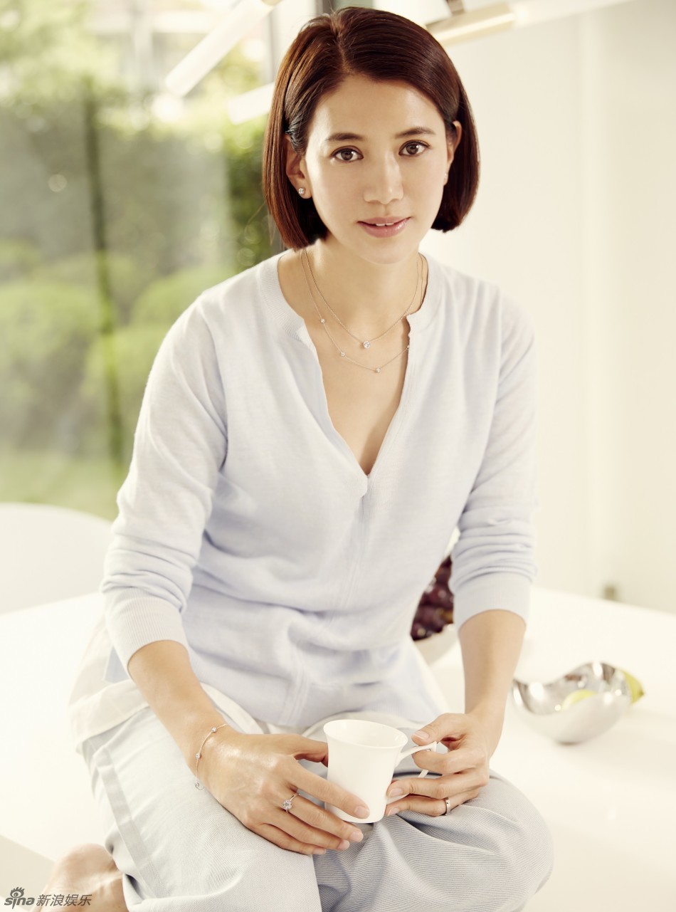 张智霖袁咏仪大片温馨浪漫 甜蜜相拥[7P]