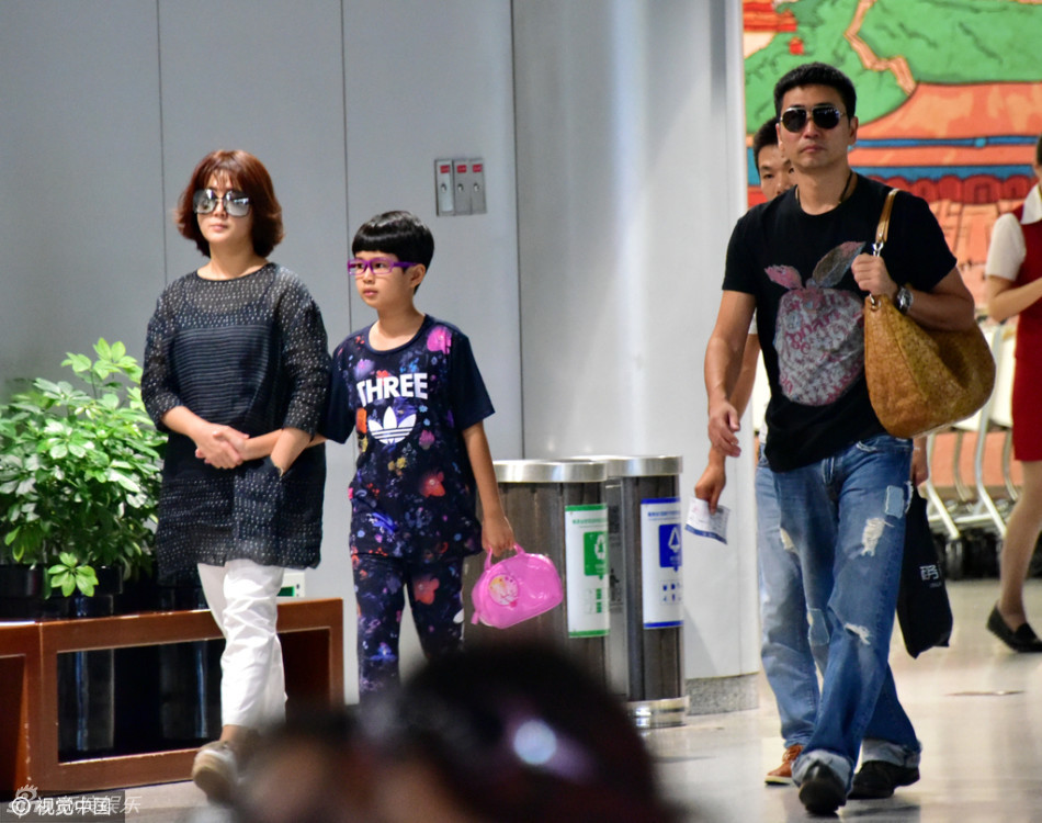 沙宝亮为老婆背包