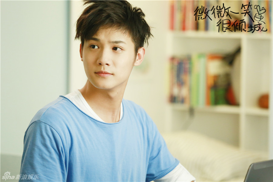 组图:《微微》纯爱风剧照 倾城夫妇甜炫青春