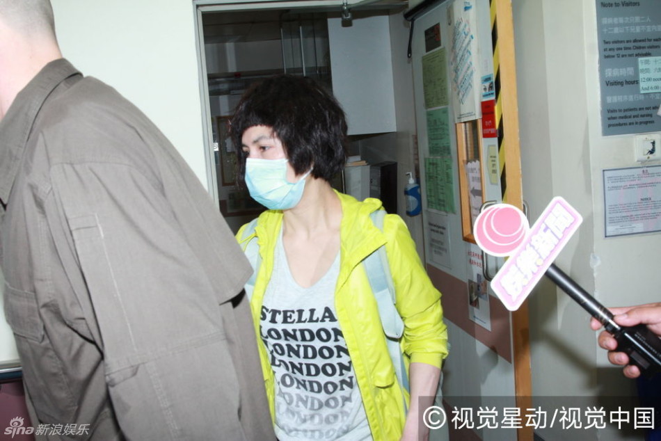 组图:何超仪带爱心汤探望丈夫 保镖陪同显豪气-中国搜索头条