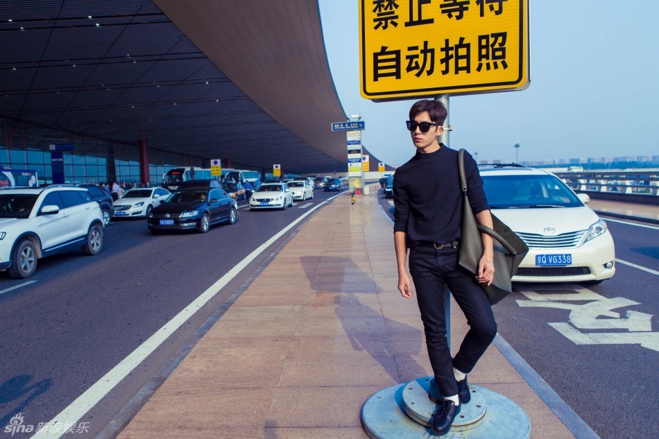 组图:坏坏惹人爱!井柏然全黑造型帅气酷炫-中国