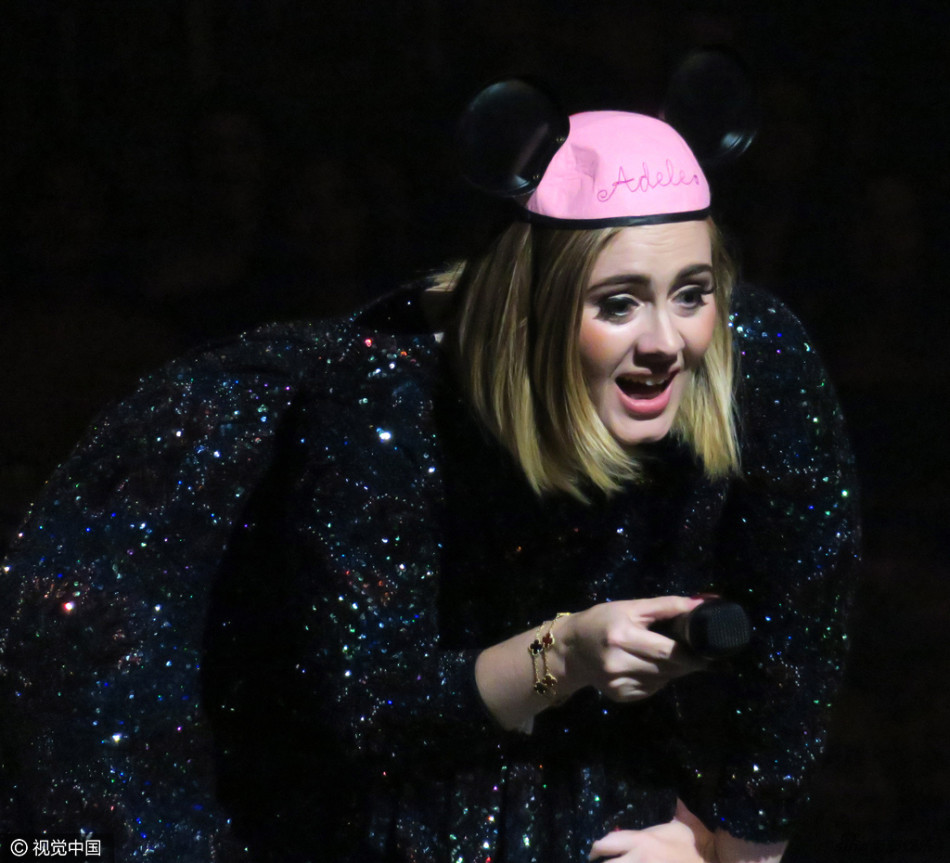 阿黛尔戴米奇帽卖萌 台上学狗爬不顾形象 -- 佛