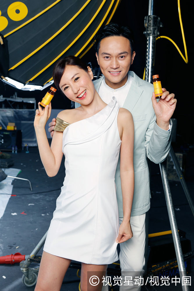 组图:张智霖刘心悠默契拍广告 分享护肤秘诀-中