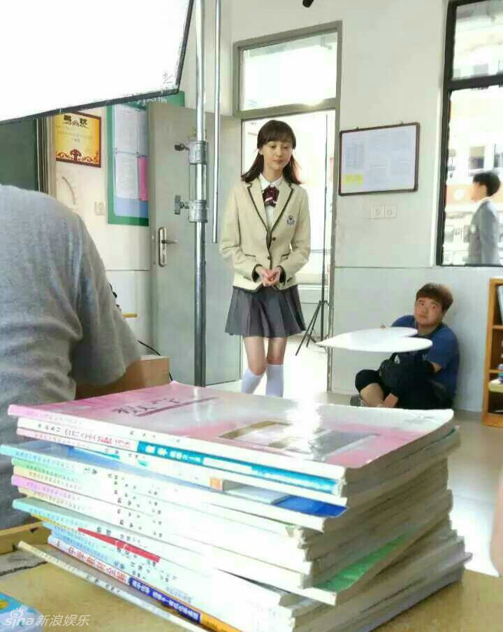 组图:《夏至未至》曝路透照 郑爽白袜制服清新