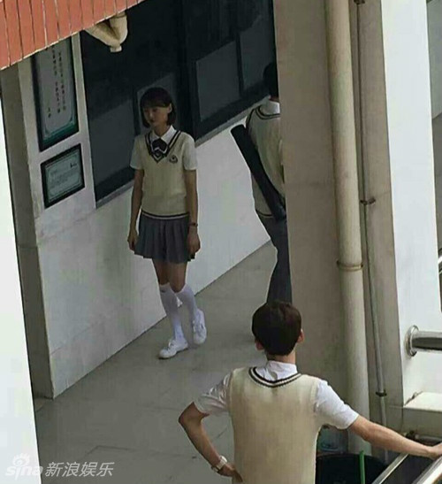 组图:《夏至未至》曝路透照 郑爽白袜制服清新