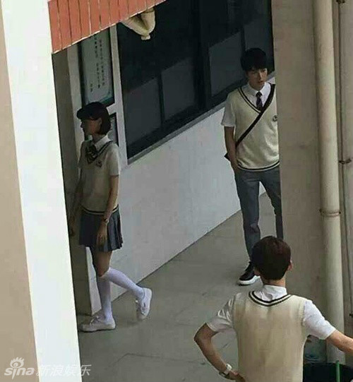 组图:《夏至未至》曝路透照 郑爽白袜制服清新