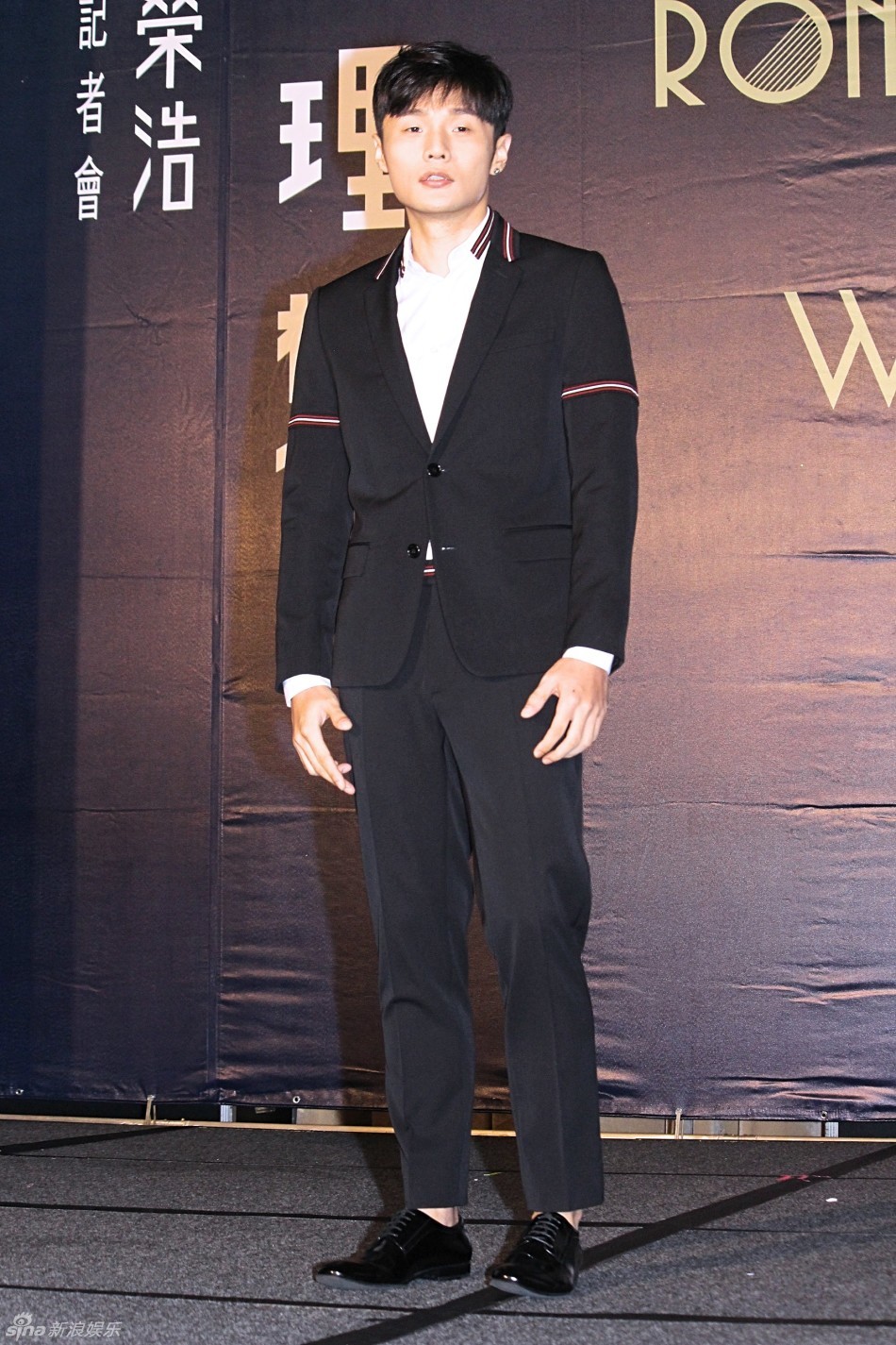 组图:李荣浩新人价续约 否认与杨丞琳合组公司-中国搜索头条