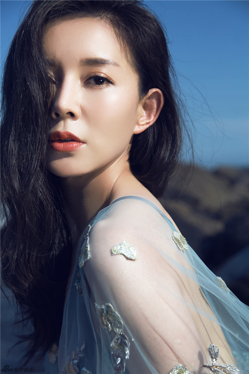 2 / 7 新浪娱乐讯 今天是演员刘敏的生日,霸气女王刘敏的一组写真也