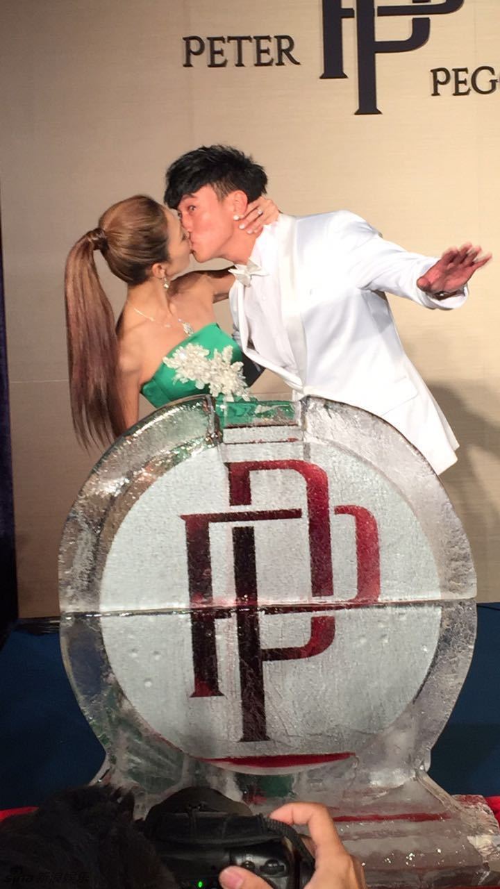 何润东婚礼萧敬腾抢捧花 何润东婚礼甜蜜献唱自创曲