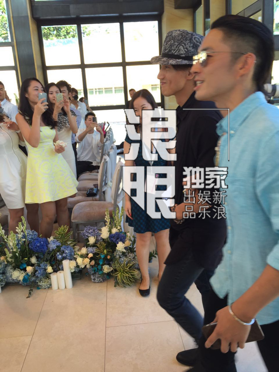 独家:言承旭现身朱孝天婚礼 和吴建豪手挽手-中