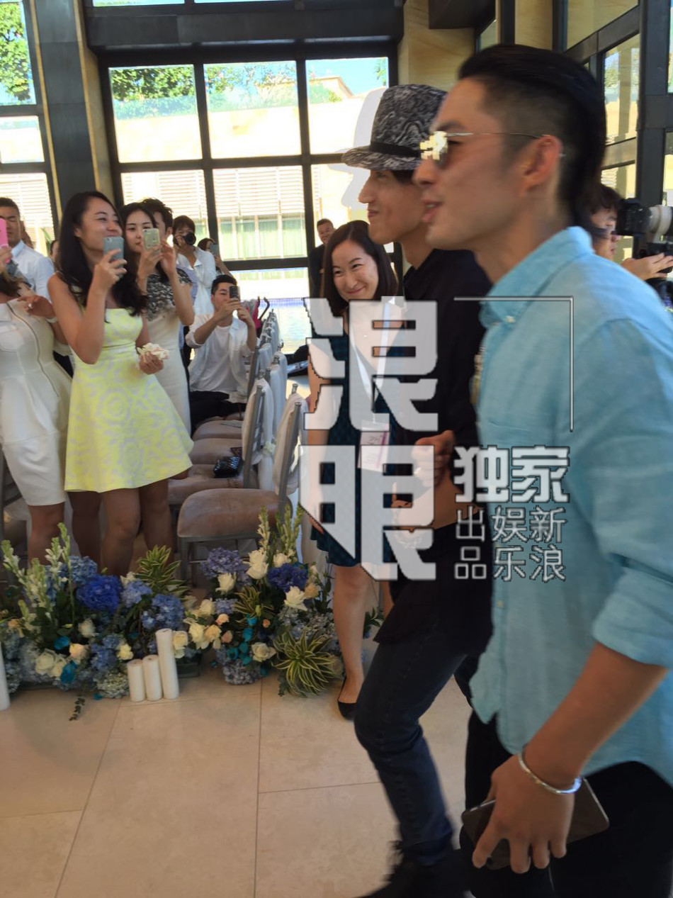 独家:言承旭现身朱孝天婚礼 和吴建豪手挽手-中