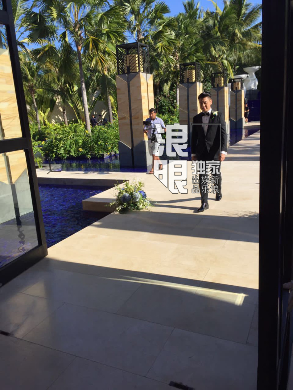 独家:言承旭现身朱孝天婚礼 和吴建豪手挽手-中